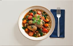 Poulet mijoté avec gombo, servi avec du riz et de la farine de manioc et des légumes