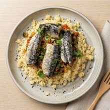Sardinas al horno con salsa de tomate y cuscús entero