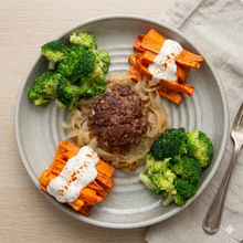 Hamburguesas de ternera sobre boniato asado y cebolla caramelizada