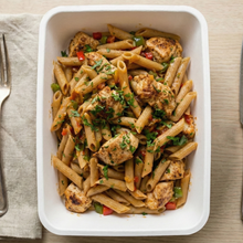 Penne cajún con pollo y pimientos tricolores
