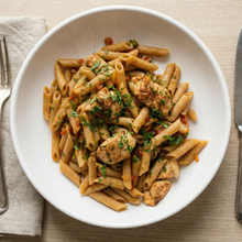 Penne cajún con pollo y pimientos tricolores