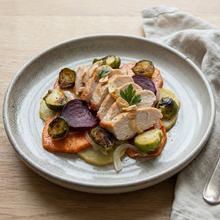 Filete de cerdo con dátiles y verduras, con patatas asadas
