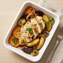 Filete de cerdo con dátiles y verduras, con patatas asadas