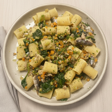 Rigatoni con sardinas, hinojo asado y espinacas