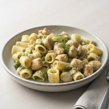 Rigatoni con salchicha, judías blancas y espárragos