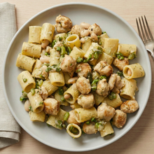 Rigatoni con salchicha, judías blancas y espárragos