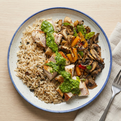 Wok chicken with vegetables and green mojo